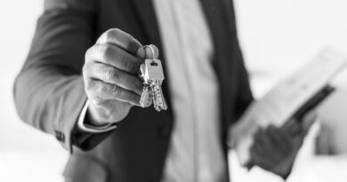 real-estate-agent-handing-house-key