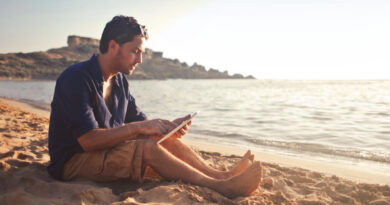 man-beach-with-tablet