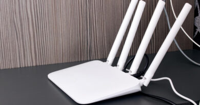 white-modem-with-antennas-table