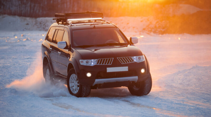 Khabarovsk Russia January 28 2017 Mitsubishi Pajero Sport Moving Ice Frosn River Sunset