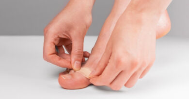 applying-patch-corn-callus-toe-feet