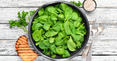fresh-spinach-black-plate-wooden-background-top-view-free-space-your-text-flat-lay