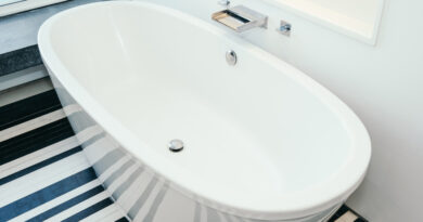beautiful-luxury-white-bathtub-decoration-interior-bathroom