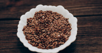 dried-flax-seeds-bowl-wooden-table