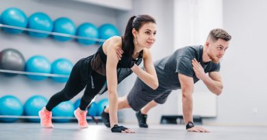 young-couple-doing-push-ups-from-floor-one-hand-together