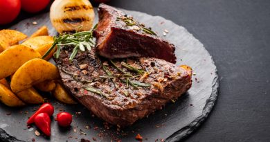 steak-beef-beef-steak-medium-with-red-pepper-aromatic-herbs-fried-onion