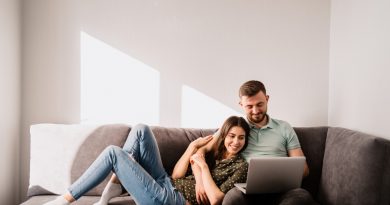 man-woman-sitting-sofa-with-laptop